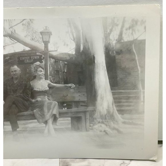 Knotts Berry Farm Found Photo Ghost Town Calico Belles Cecelia Marilyn Bench 50s - Picture 7 of 7